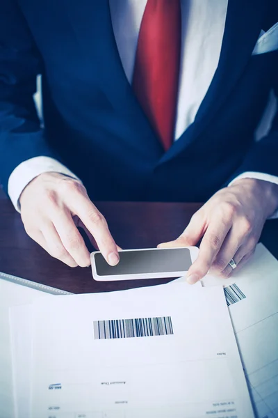 Rechnungen mit dem Handy bezahlen — Stockfoto