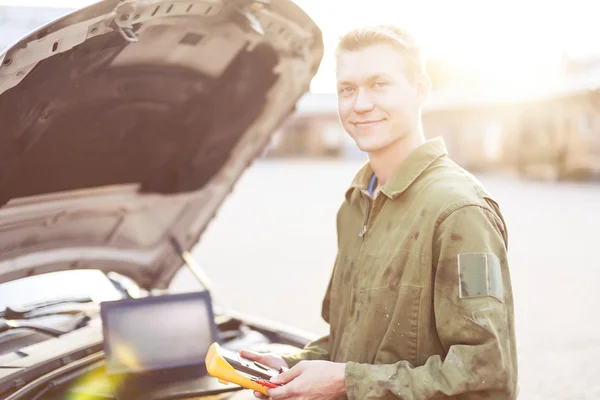 Mechanic met elektriciteitsmeter — Stockfoto