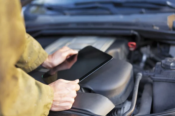 Mechanic met behulp van tablet pc — Stockfoto