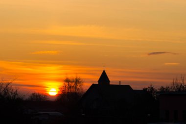 Kilisenin üzerinde gün batımı 
