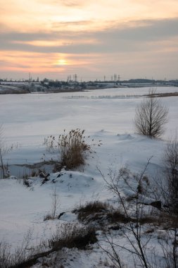 Gün batımı ve donmuş ağaç