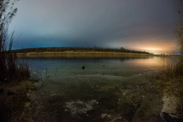 Köydeki Donmuş Göl — Stok fotoğraf