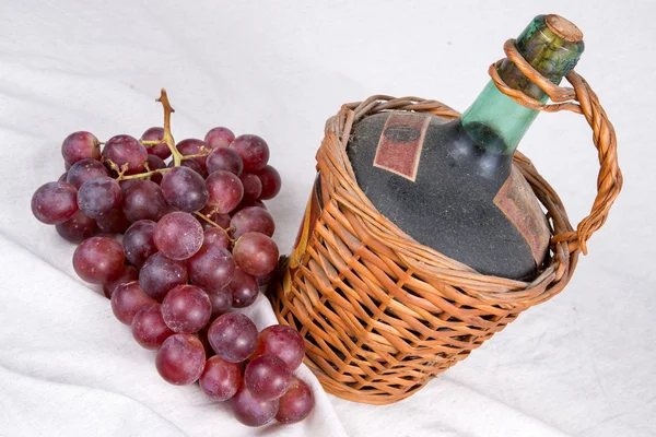 Виноград и бутылка вина — стоковое фото