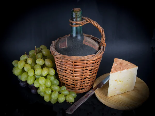 Бутылочный сыр, вино и виноград . — стоковое фото