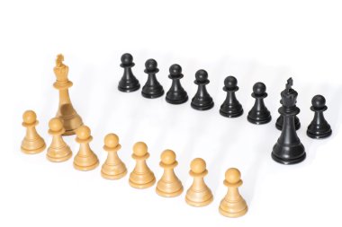 beyaz izole satranç figürleri