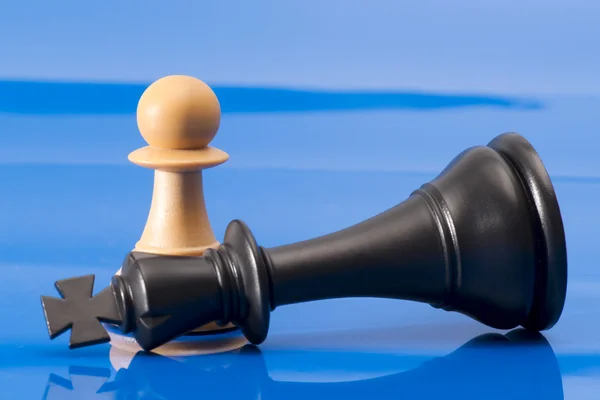 Schachfiguren auf blau — Stockfoto