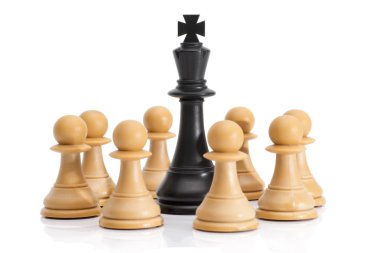 beyaz izole satranç figürleri