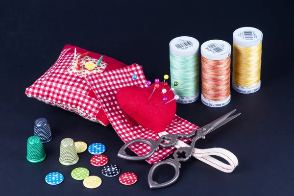 Carretéis, Neddle Case, tesouras, botões e dedais em preto . — Fotografia de Stock