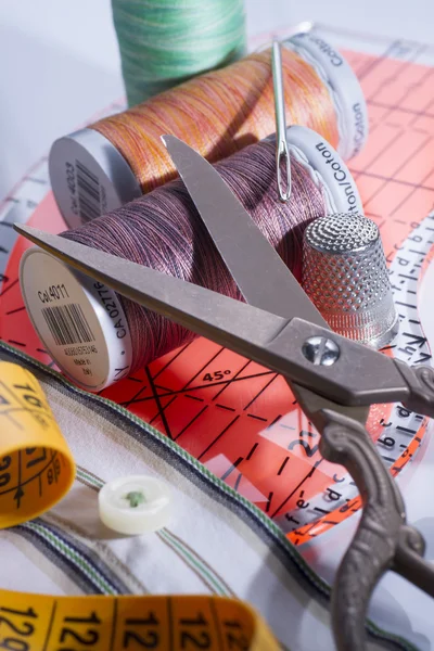 Sewing Thread Spools, Metal Scissors, Metal Thimble, Sewing Rule — Stock Photo, Image