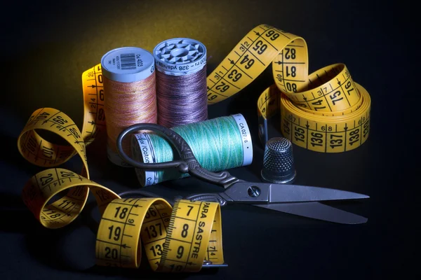 Forbici in metallo vecchio, ditale in metallo, bobine e coda di filo per cucire — Foto Stock
