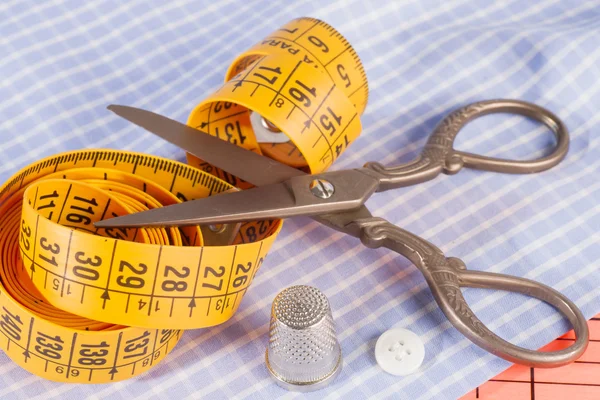 Old Metal Scissors, Tailor Tape Measure and Metal Thimble — Stock Photo, Image