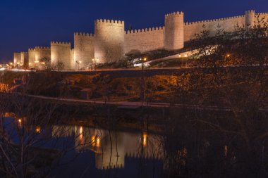 avila (İspanya) duvarlar nehir adaja onun yansıması ile