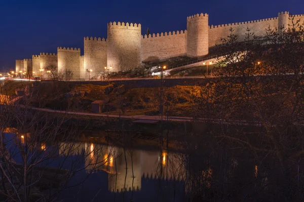 Стены Авилы (Испания) с ее отражением в реке Ададжа — стоковое фото