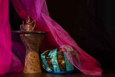 Tablo, bir fincan çay ve perde