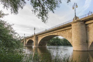 taş köprü veya san juan ortega köprüden ebro Nehri'nin, logr
