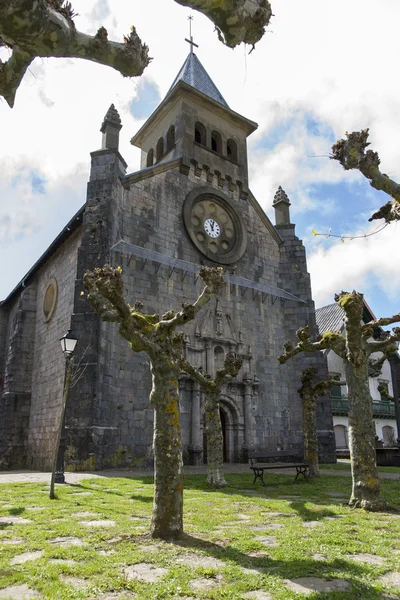 Iglesia de San Nicolás de Bari. Burguete-Auritz. Navarra. España . —  Fotos de Stock