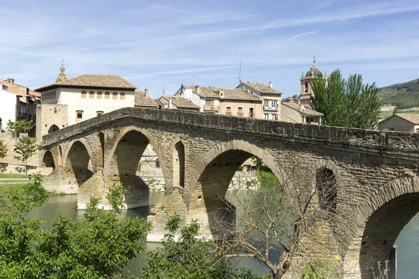Ponte Puente la Reina sul fiume Arga . — Foto Stock