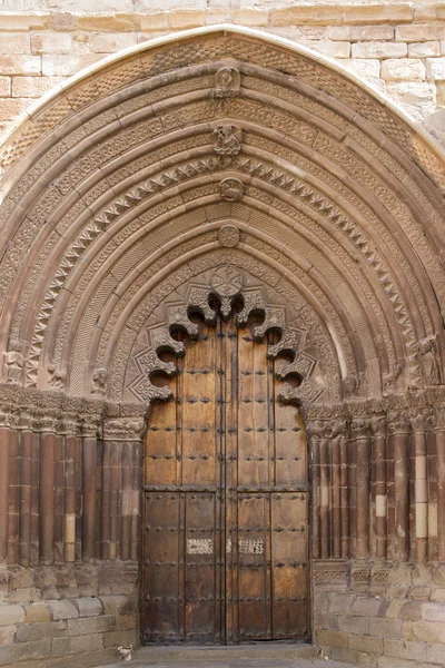 Deur van san rooms-katholieke kerk, cirauqui. Navarra. Spanje. — Stockfoto