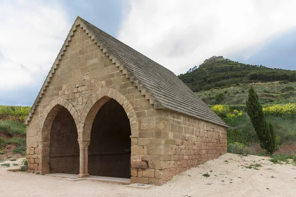 Středověká fontána v villamayor de monjardin, navarre. Španělsko. — Stock fotografie