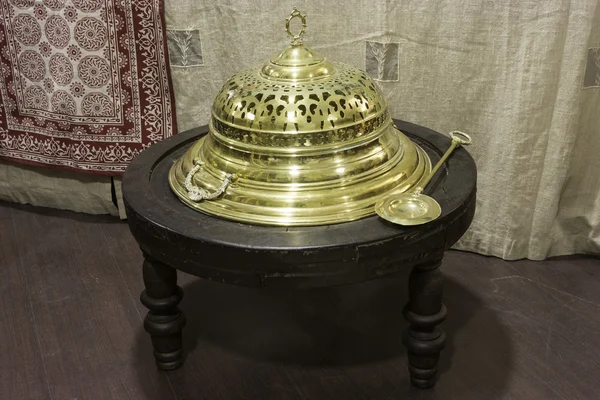 Gammal mässing brazier — Stockfoto