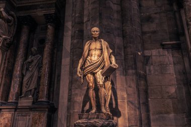 İtalya 'nın Milano katedralinin içinde.