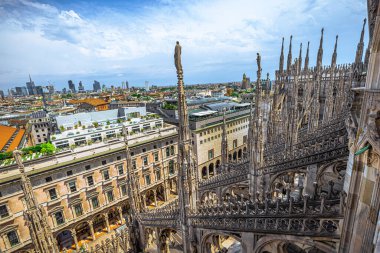 İtalya, Milan 'ın görkemli katedralinin panoramik çatı manzarası.