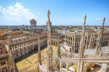 İtalya, Milan 'ın görkemli katedralinin panoramik çatı manzarası.