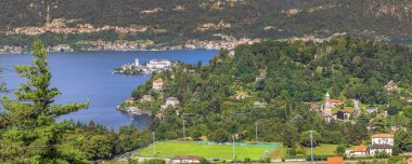 Orta San Giulio, İtalya 'daki doğa manzarasının panoramik görüntüsü.