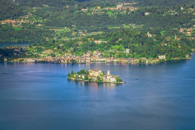 Orta göl manzarası ve Orta San Giulio, İtalya 'yı çevreleyen tepelerin doğal manzarası.