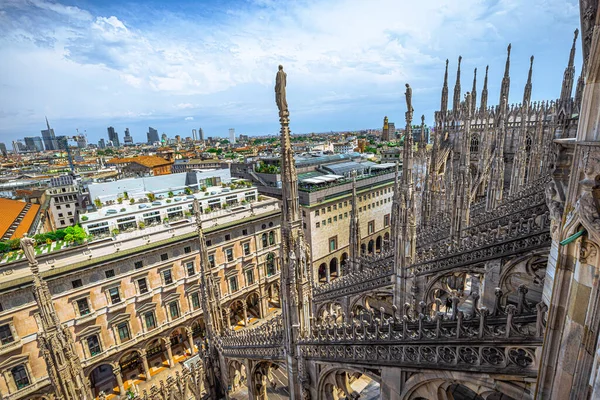 İtalya, Milan 'ın görkemli katedralinin panoramik çatı manzarası.