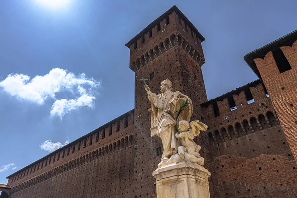 Sforzesco Şatosu ortaçağ kalesi Milano, İtalya 'nın merkezinde..