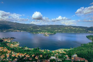 Orta göl manzarası ve Orta San Giulio, İtalya 'yı çevreleyen tepelerin doğal manzarası.