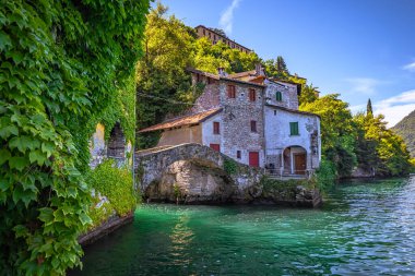 İtalya 'nın Como Gölü' ndeki ortaçağ kıyı kasabası Nesso.