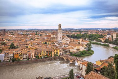 İtalya 'nın ortaçağ şehri Verona' nın panoramik çatı manzarası