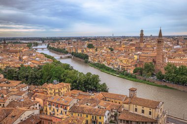 İtalya 'nın ortaçağ şehri Verona' nın panoramik çatı manzarası