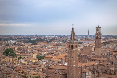 İtalya 'nın ortaçağ şehri Verona' nın panoramik çatı manzarası