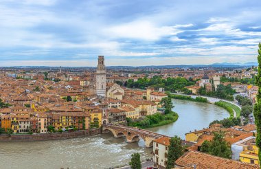 İtalya 'nın ortaçağ şehri Verona' nın panoramik çatı manzarası