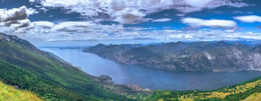 İtalya 'nın Baldo Dağı' ndan Garda Gölü 'nün panoramik manzarası