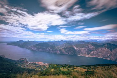 İtalya 'nın Baldo Dağı' ndan Garda Gölü 'nün panoramik manzarası