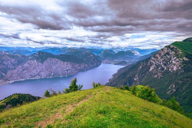 İtalya 'nın Baldo Dağı' ndan Garda Gölü 'nün panoramik manzarası