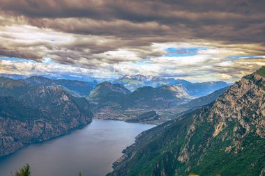 İtalya 'nın Baldo Dağı' ndan Garda Gölü 'nün panoramik manzarası
