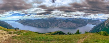 İtalya 'nın Baldo Dağı' ndan Garda Gölü 'nün panoramik manzarası