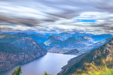 İtalya 'nın Baldo Dağı' ndan Garda Gölü 'nün panoramik manzarası