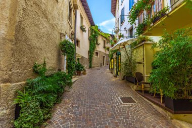 İtalya, Garda Gölü 'ndeki Limone sahil manzaralı bir kasaba.