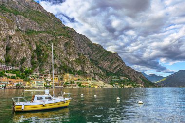 İtalya, Garda Gölü 'ndeki Limone sahil manzaralı bir kasaba.