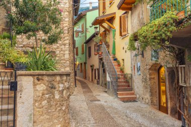 İtalya 'nın Garda Gölü' ndeki ortaçağ kıyı kasabası Malcesine.
