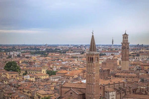 İtalya 'nın ortaçağ şehri Verona' nın panoramik çatı manzarası
