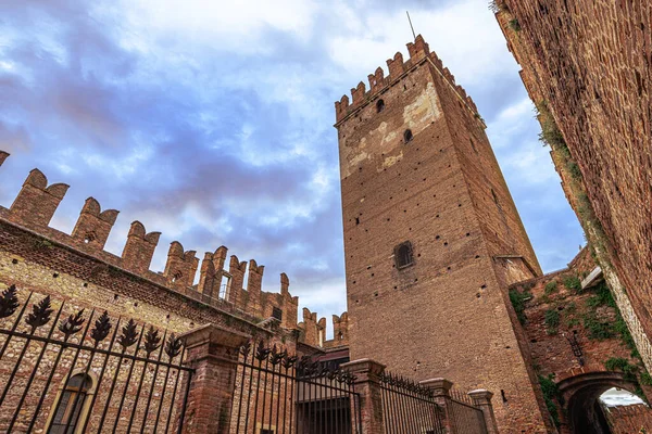İtalya 'nın Verona kentindeki ortaçağ kalesi.