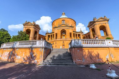 İtalya 'nın Bologne kentine bakan tarihi kilise