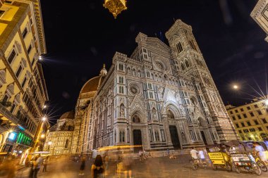 İtalya 'nın Floransa kentindeki Duomo Katedrali' nin gece manzarası